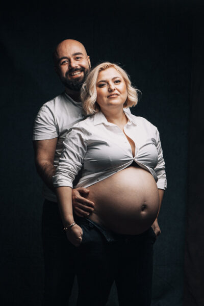 ζευγάρι αγκαλιά άνδρας και γυναίκα η γυναίκα είναι έγκυος