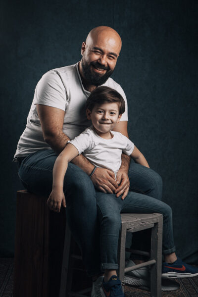 φωτογραφία πατέρα με μικρό αγόρι αγκαλιά.
