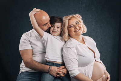 καλλιτεχνική οικογενειακή φωτογραφία εγκύου μητέρα πατέρας και παιδάκι