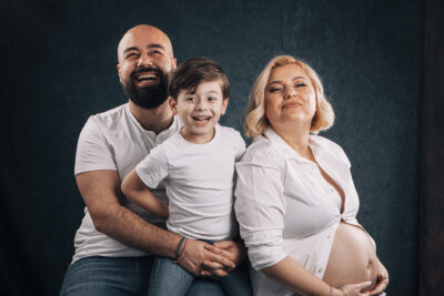 καλλιτεχνική οικογενειακή φωτογραφία εγκύου μητέρα πατέρας και παιδάκι