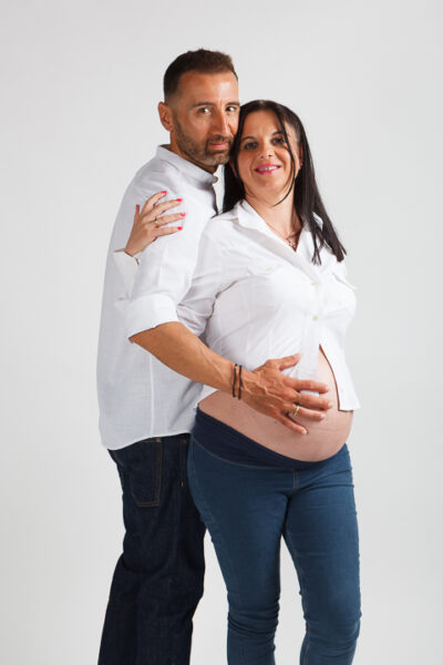 ζευγάρι άνδρας και γυναίκα αγκαλιά, η γυναίκα είναι έγκυος