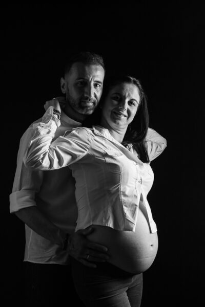 Ζευγάρι άνδρας γυναίκα. Η γυναίκα είναι έγκυος. Φωτογραφία σε άσρπο - μαύρο